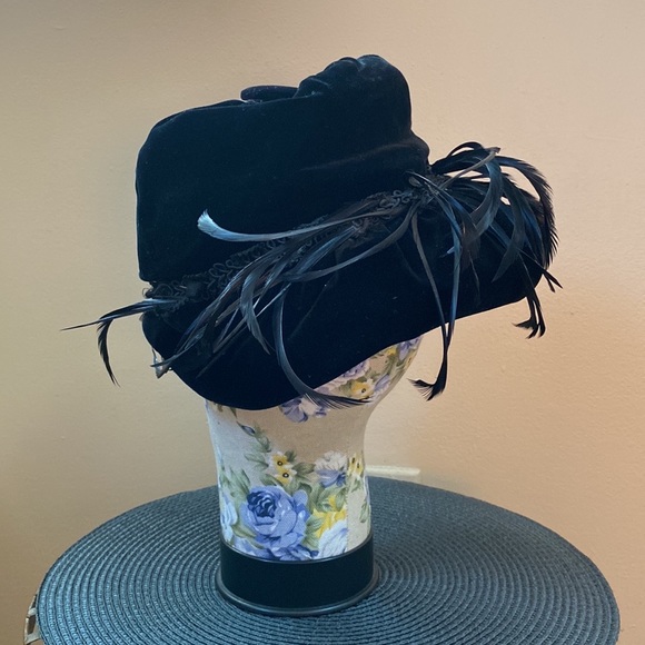 VTG 60’s CHRISTIAN DIOR Black Velvet Feather Hat - Picture 5 of 13